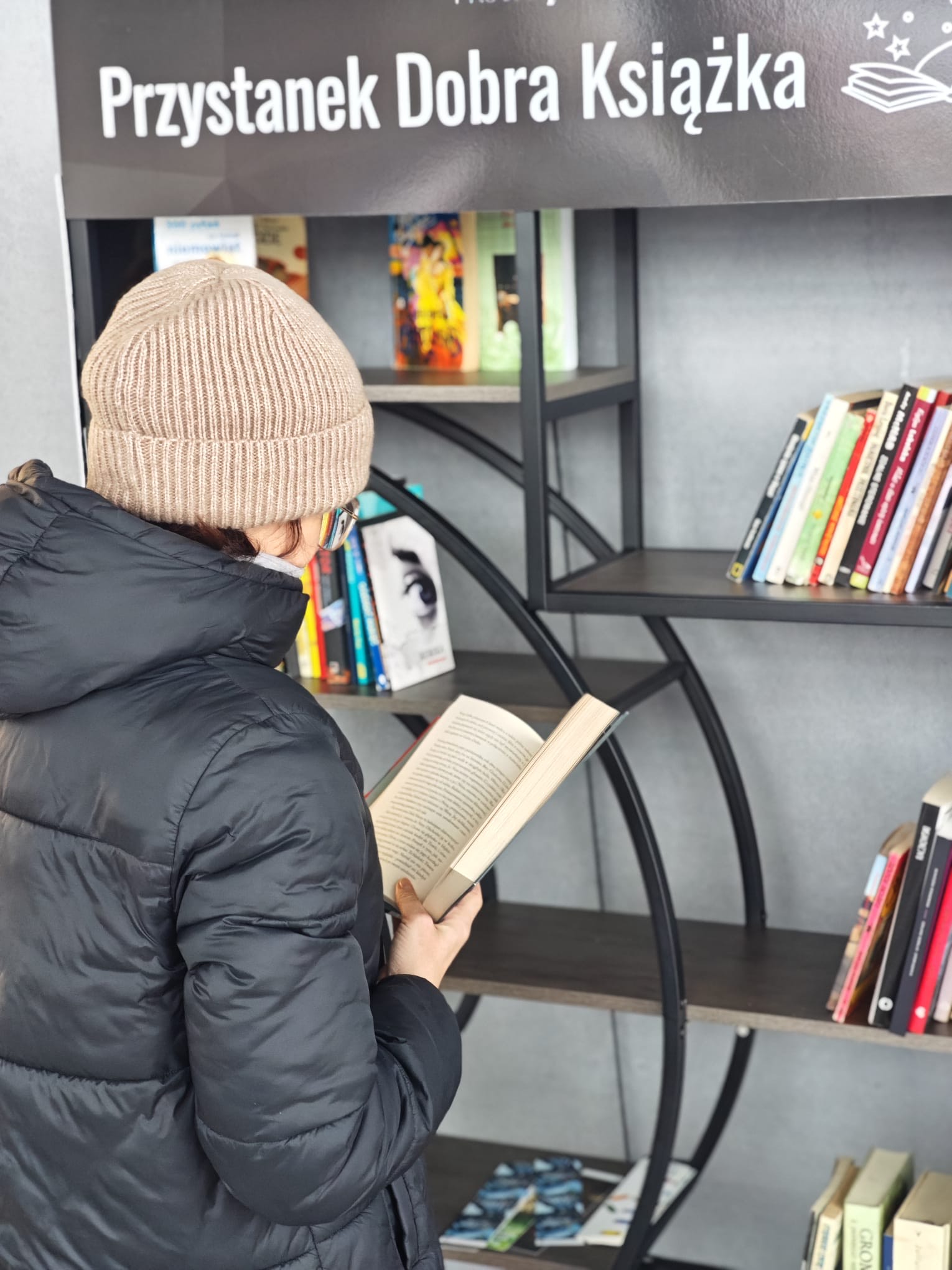 Biblioteczka dla pasażerów na dworcu PKS Nova. Weź książkę w podróż!